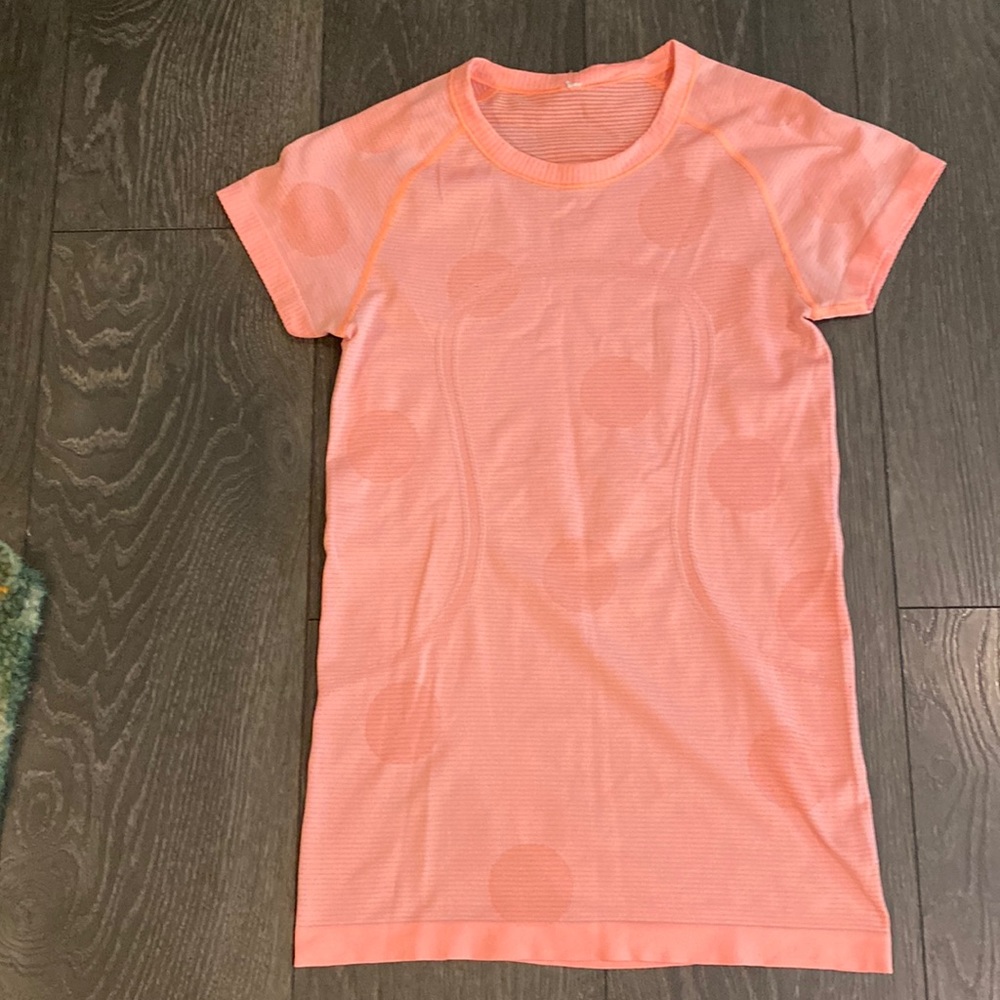 Lululemon short, sleeved work out top.